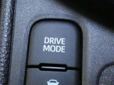 ドライブモード切替スイッチです。このボタンを押すと、車の走行特性を切り替えられます。