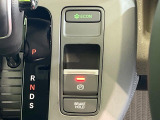 【オートブレーキホールド】信号待ちや渋滞で停車時にブレーキから足を離しても、停止状態を保持してくれます。前進するときはアクセルを踏めば自動で解除されるので安心♪街乗り運転が楽になります♪