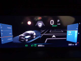 大画面の10.25インチマルチビューディスプレイは車両の性能データ、警報、燃費データなど様々な車両情報をクリアで見やすく表示します。