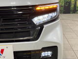 【LEDヘッドライト】悪天候や夜間走行時も良好な視界を確保し安心して運転できる高輝度LEDヘッドライトを装備!点灯速度が早く、消費電力も抑えられています。