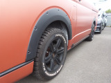 オーバーフェンダーで車高が高く見えます