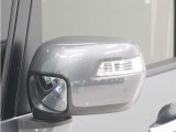 ◆ドアミラーウインカー◆ドアミラーにウインカーを装備しています。対向車に自身の進行方向を合図し安全に運転できます。