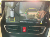 たとえばダイハツのお店にある、たくさんの スマートアシスト 通称「スマアシ」搭載車は、