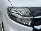 【LEDヘッドライト】悪天候や夜間走行時も良好な視界を確保し安心して運転できる高輝度LEDヘッドライトを装備!点灯速度が早く、消費電力も抑えられています。