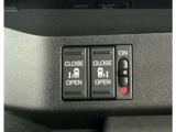 【両側パワースライドドア】両側がパワースライドドアになっており、運転席のスイッチやスマートキーでも開閉が可能です!開口部も広いので乗り降りも楽々♪