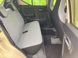 後席は左右に座席を備え、明るい色のシートが車内に広がりを感じさせます。窓から外の様子を確認でき、足元にはフロアマットも備わるため、同乗者にも使いやすい空間です。