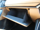 開口部が広く出し入れしやすく、車検証や小物がすっきり収まる大容量のグローブボックス。助手席に乗る人にも快適な寛ぎを提供します。細部まで質感にこだわった上質なコックピットです。