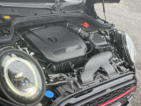 MINIの心臓部であるエンジンは、納車前に専任メカニックが丁寧に点検・整備を実施。細部までしっかり確認し、ベストなコンディションでお届けしますので、安心して快適なドライブをお楽しみいただけます。