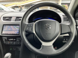 握りやすい形状のステアリングに操作ボタンを備え、運転姿勢のまま手元で各種操作を行いやすい構成です。メーターやナビも視界に入り、日常の運転をサポートします。