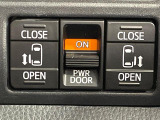 【両側スライドドア】駐車場で隣の車との間隔が狭く乗りにくい時、スライドドアなら安心!ドアオープン時も幅を取らず、開口部が広いので乗り降りがとっても簡単です。大きな荷物の出し入れも後席から可能♪
