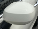 MINIの電動格納サイドミラーは、スイッチ操作でスムーズに開閉でき、狭い駐車場でも安心して扱えます。車体との一体感あるデザインで、利便性とスタイリングを両立した装備です。