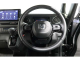 運転中もハンドルでの操作が可能です。特に高速道路等の目が離せない運転時には、便利さだけでなく、安全性も兼ね備えております。