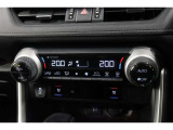 運転席と助手席、それぞれ温度調節ができ、オールシーズン快適なオートエアコンとなっております!