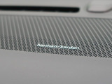 【harman kardon】ハーマンカードンのHi-Fiスペシャリストと共に、モデル別に開発・設計された専用チューニングが臨場感溢れる音響空間を実現しています。