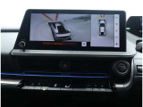 サイドクリアランスビュー表示中に、旋回時の運転操作に合わせて自動で車両を斜め後方から見たような映像を表示。