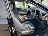 前席はゆったりと座れる形状で、運転席から前方や周囲を見渡しやすいレイアウトです。落ち着いた色合いの室内で、日々の移動もリラックスしてお過ごしいただけます。