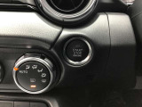 【 プッシュボタンスタートシステム 】 「アドバンストキーを携帯し、ブレーキペダルを踏みながらインパネ上のボタンを押すだけで、エンジンの始動/停止ができます。」