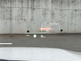HUD: ヘッドアップディスプレイはドライバーが前方に集中できるよう、ナビや車速情報をフロントガラスに投影するシステムです。