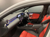 全ての席が主役席なのは、メルセデスならではの特徴です。快適なドライビングが、リラックスした車内空間を作りだします。