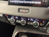 デュアルエアコンを装備!運転席と助手席でそれぞれお好みの温度に設定できるため、体感温度の違いにも対応できます。同乗者と一緒のドライブを、より快適に過ごせる嬉しい装備です。