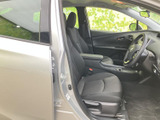 運転席と助手席に座ると、前方へ広がる視界と落ち着いた色合いのシートが迎えてくれます。ドアから乗り降りしやすく、足元や中央部もすっきりとまとまった空間です。