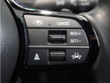 ◆アダプティブクルーズコントロール◆予め設定した車速内でクルマが自動的に加減速。前走車との適切な車間距離を維持しながら追従走行します。【LKAS】車線維持支援システムでステアリング操作を支援。