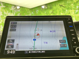 現在地周辺の道路や地名が画面に表示され、地図を見ながら目的地までの道順を確認できます。縮尺の調整項目も備わり、行き先に合わせたルート確認に便利です。
