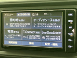 目的地検索やオーディオ選択など、よく使う項目がホーム画面にまとまっています。電話や各種設定にもアクセスでき、毎日の移動に役立つ機能をひと目で確認しやすい構成です。