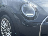 アダプティブLEDヘッドランプは、「MINIクーパー」全車に共通する標準装備のアイテム。デイタイムランニングランプは「Classic」、「Favoured」、「John Cooper Works」の3種類から、点灯形状を選択できる。