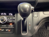 CVT車のセレクトレバーです。低速から高速まで、変速ショックのないスムーズな走りを実現するとともに、エンジン効率のよい領域を維持することで燃費にも貢献します。