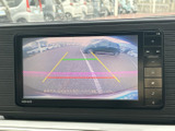 後方の様子を画面で確認でき、駐車時の周囲確認をサポートします。目安となるガイド線も表示されるため、車庫入れや狭い場所での後退時に、距離感をつかみやすく便利です。