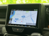 周辺の道路や現在地が表示され、目的地までのルート確認に活用できます。画面上の案内を見ながら、初めての場所への移動も計画しやすい装備です。
