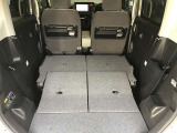 トランクルーム!リアシートは片方ずつ倒せます。乗車員数や積む荷物に応じてアレンジが可能ですので多彩に使えてとても便利です。