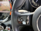 前方の車両を検知し、設定速度内で自動で加減速。渋滞や高速道路での運転負担を軽減し、安全かつ快適に車間距離を維持できます。