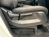 シートハイトアジャスターを装備!運転席の座面の高さを体格やお好みに合わせて調整できます。より自然な運転姿勢を取りやすく、前方の見やすさを調整できるのも嬉しいポイントです。