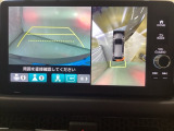 マルチビューカメラシステム搭載車です。お車の周囲を全方位でカバーします。後方・前方・両脇と、コンディションが悪い視界でもカラーモニターに映し出した映像がドライバーをサポートします。