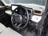 別角度からの運転席の画像です。ドリンクホルダーは重宝しますね♪