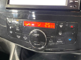 【オートエアコン】一度お好みの温度に設定すれば、車内の温度を検知し風量や温度を自動で調整。暑い&hellip;寒い&hellip;と何度もスイッチ操作をする必要はありません。快適な車内空間には必須の機能ですね♪