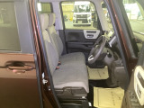 ベンチシートは、運転席と助手席の移動もスムーズ! 狭い駐車場での乗り降りや、お子様の乗り降りにも便利です。
