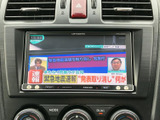 テレビ映像を画面で楽しめる装備です。停車中の待ち時間などに番組を視聴でき、ニュースや情報番組で時間を過ごしたい場面にも便利にお使いいただけます。
