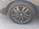 車体にマッチしたデザインのホイールが足元を引き締め、スタイリッシュな印象を演出します。