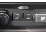 運転席と助手席には寒い日の肩や腰、冷えやすい下肢を温めてくれるシートヒーターが付いております!