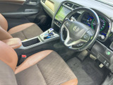ブラウンとダークカラーを組み合わせたシートが、落ち着いた雰囲気の運転席まわりを演出します。前方を見渡しやすい着座位置で、助手席の方にもゆったりとお過ごしいただけます。