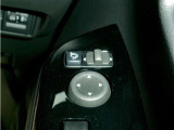 電動格納式ミラーなので、対向車などとのすれ違い時にも便利です。