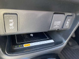 運転席・助手席のシートヒーターを装備!寒い季節のドライブにも便利な快適装備です。ワイヤレス充電器は実車の装着状況をご確認ください。