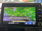 後方の映像に目安線が表示され、駐車時に周囲の状況を確認しながら車庫入れを進められます。画面上の表示を参考にでき、後退時の確認をサポートする装備です。