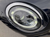 【LEDヘッドライト】先進のテクノロジーを採用し、照射される白色光の周波特性は太陽に近く、自然な明るさで夜道を明確に照らし出します。夜間はもちろん悪天候の日中でも優れた視認性を発揮し、安全性を高めます。