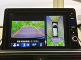 後方映像に加えて車両周囲の様子も表示され、駐車時に周辺を確認しやすい画面です。ガイド表示を目安に後退できるため、狭い駐車スペースや車庫入れの際にも役立ちます。