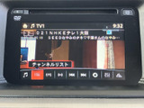 テレビ番組を画面で視聴でき、停車中の待ち時間を車内で過ごす際にも活用できます。チャンネル情報や番組名が表示され、視聴したい番組を確認しやすい画面です。