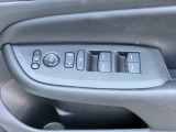 ALL AUTO パワーウィンドーです。押し続けなくていいので走行中の操作に安全ですね。